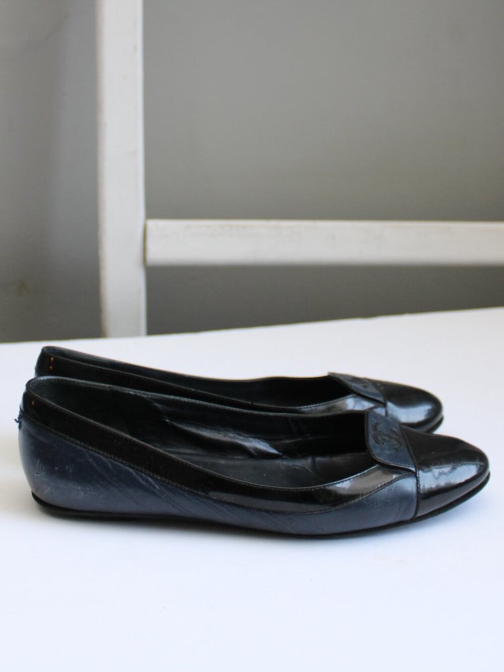 CHANEL Leather Logo Black Navy Blue Ballerina Cap Toe Flats Size 35.5 / 5 US - Picture 4 of 13